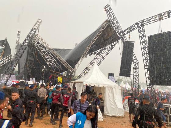 Dua Orang Tertimpa Material Panggung saat Kampanye Akbar Airin-Ade di Tangerang