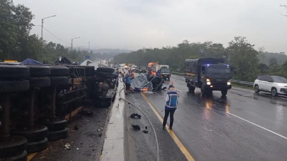 Olah TKP Kecelakaan KM92 Cipularang, Kendaraan Dialihkan ke GT Cikamuning