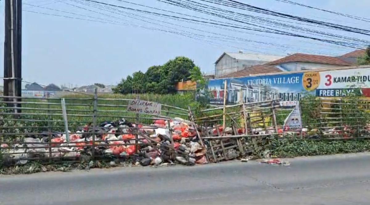 Bekasi Bau Busuk! Camat Tarumajaya Turun Tangan Atasi Tumpukan Sampah yang Menggunung