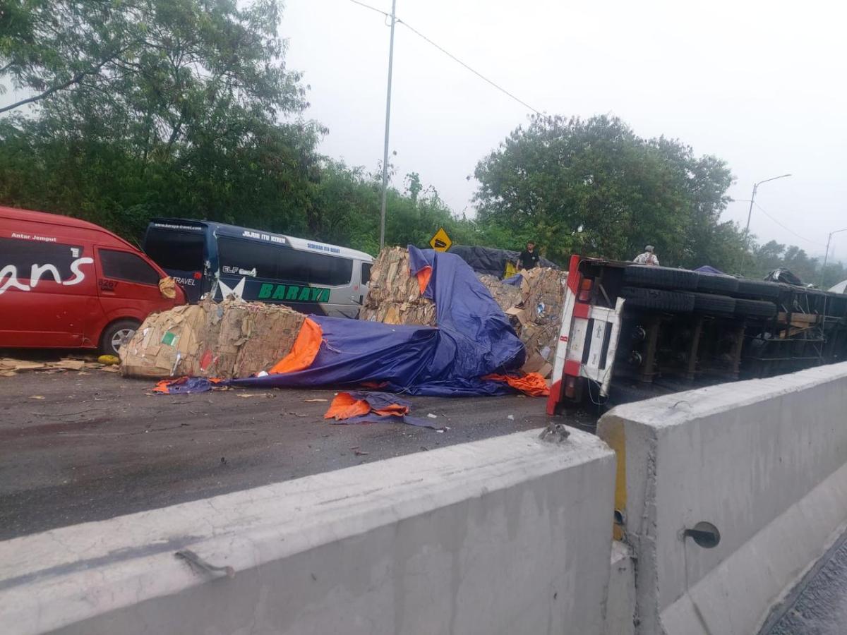 Kecelakaan Truk Kardus di Tol Cipularang Timbulkan Kecemasan, Lalu Lintas Arah Jakarta Tertutup!
