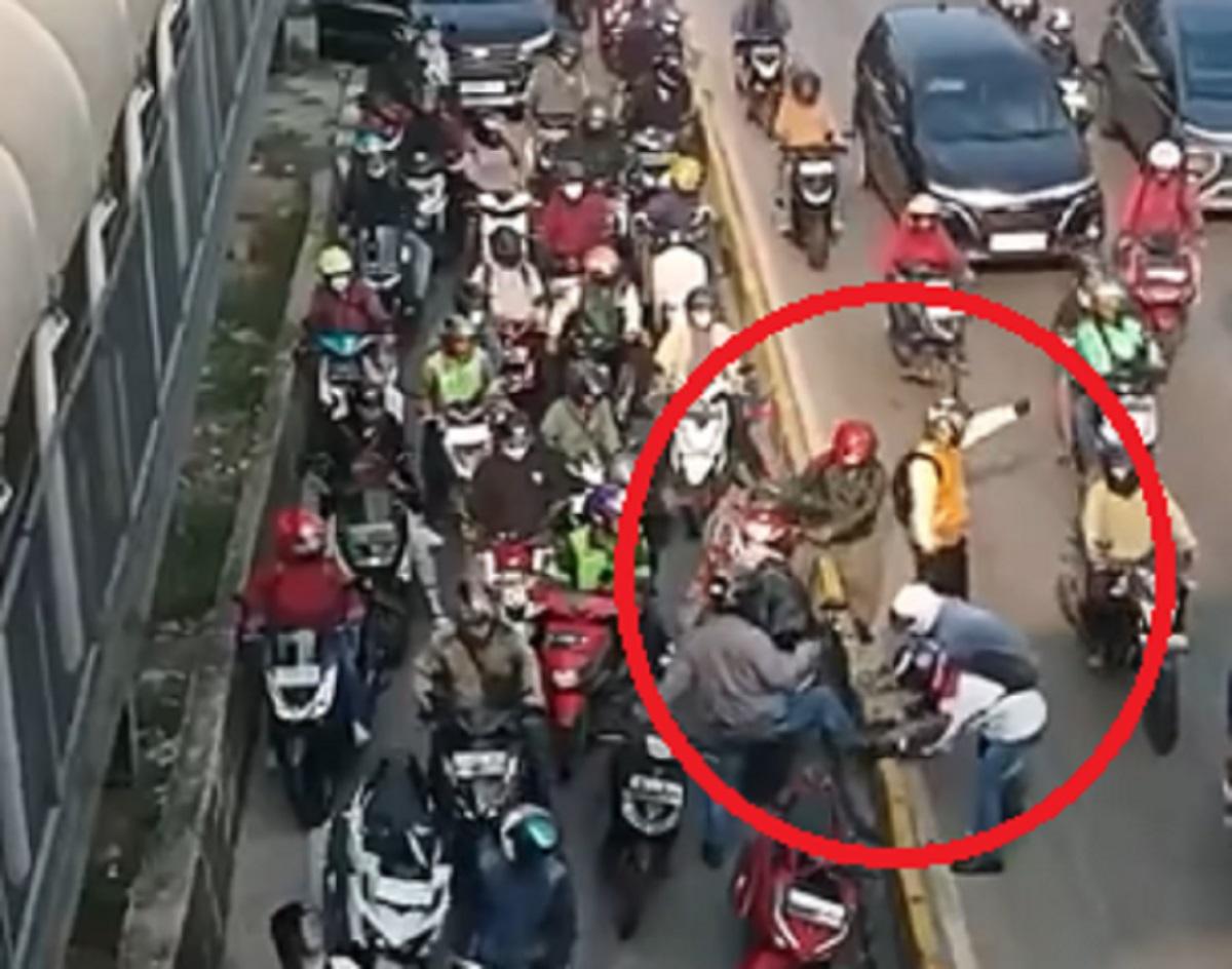 Viral! Terjebak di Jalur Busway Jakbar, Puluhan Pemotor Kompak Bongkar Seperator 