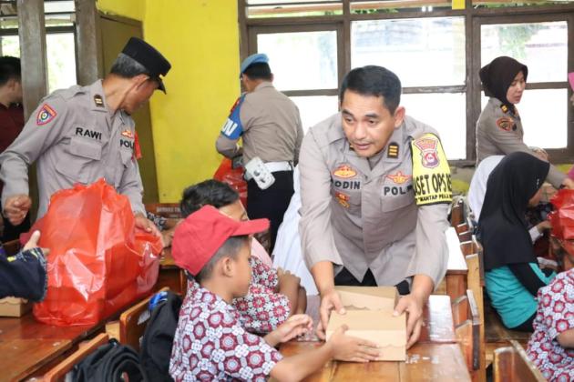 Dukung Program Makan Bergizi Gratis, Polisi di Tangerang Bagikan Nasi Kotak Kepada Puluhan Siswa SD