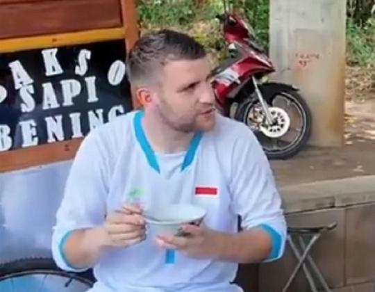 Viral! Kiper Timnas Indonesia Maarten Paes Makan Bakso Gerobakan 