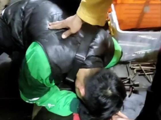 Geger! Pria Berjaket Ojol di Bogor Ditangkap Warga Gegara Begal Payudara, Pelaku Sujud Mohon Maaf