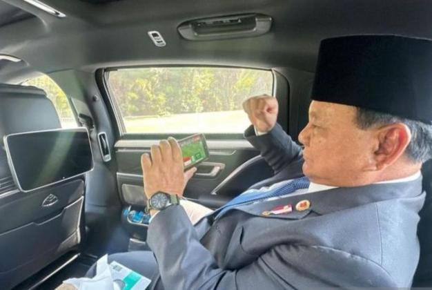 Prabowo Sempatkan Nonton Indonesia Vs Arab Saudi Lewat Handphone