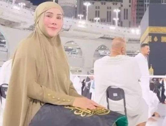 Isa Zega Umrah Pakai Baju Wanita Dilaporkan 2 Pasal Sekaligus