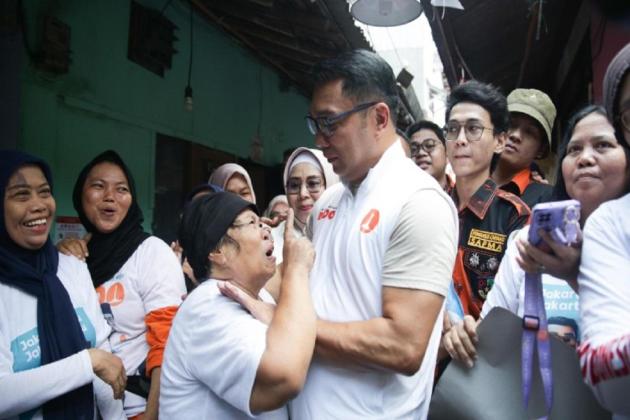 Bertemu Ridwan Kamil, Lansia di Kebayoran Baru Terharu dan Menangis