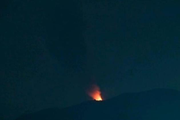 Gunung Ibu Terpantau Lontarkan Lava Pijar Setinggi 100 Meter