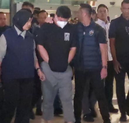 Tersangka Judol W88 yang Ditangkap di Filipina Tiba di Jakarta Langsung Ditahan di Bareskrim 