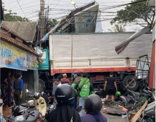 Truk Tronton Maut Tabrak Deretan Toko di Sepanjang Turunan Silayur Semarang, 2 Orang Tewas 3 Luka Berat