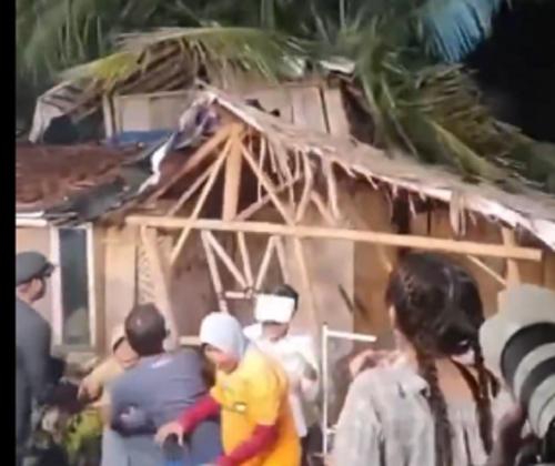  Detik-detik! Rumah Tim Uang Kaget Tertimpa Pohon Kelapa