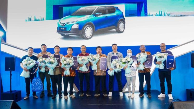 VinFast Resmi Memulai Pengiriman Mobil Listrik VF 5 di Indonesia