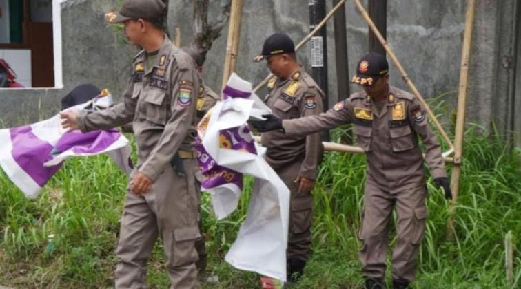 Masa Tenang, Satpol PP Kabupaten Tangerang Bongkar Puluhan APK Calon Kepala Daerah