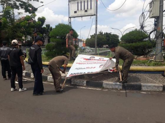 Pemkot Tangerang Turunkan Ratusan APK Calon Kepala Daerah di Masa Tenang