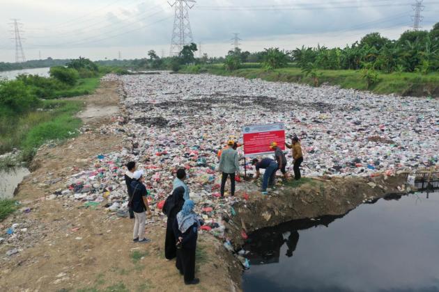 Kementerian Lingkungan Hidup Tutup Pembuangan Sampah Ilegal di Sungai CBL