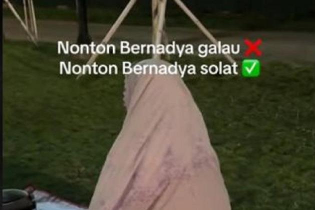 Viral di TikTok: Wanita Salat di Konser Bernadya, Netizen Salut