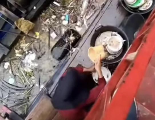 Mengerikan! Video Viral Pemilik Warung Ketahuan Cuci Piring di Air Bercampur Sampah