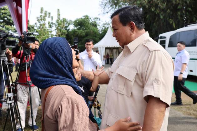 Usai Nyoblos di TPS 008, Prabowo Bercengkrama dengan Warga Bojong Koneng