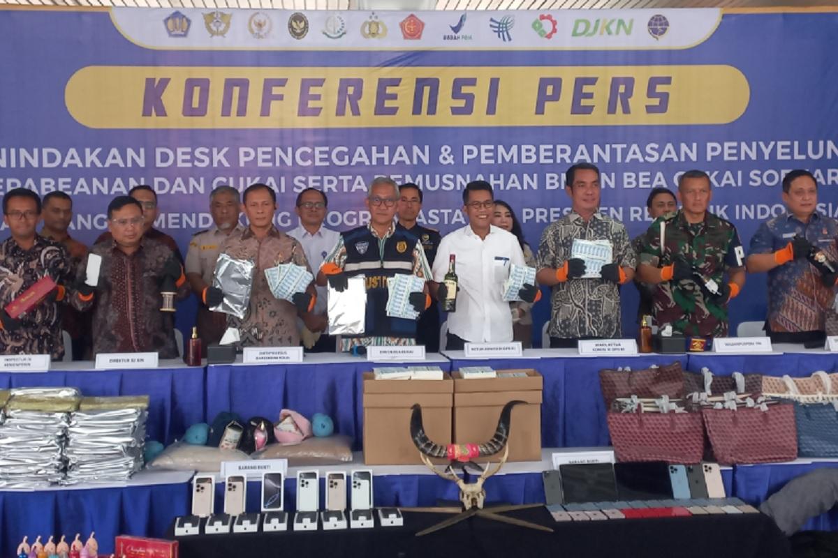 Bea Cukai Soetta Gagalkan Penyelundupan iPhone dan Miras, Nilai Barang Capai Rp2,9 Miliar