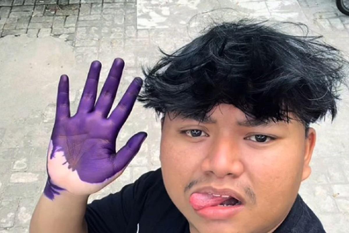 Bikin Geleng Kepala! Pria Ini Cuci Tangan Pakai Tinta Usai Nyoblos Pilkada