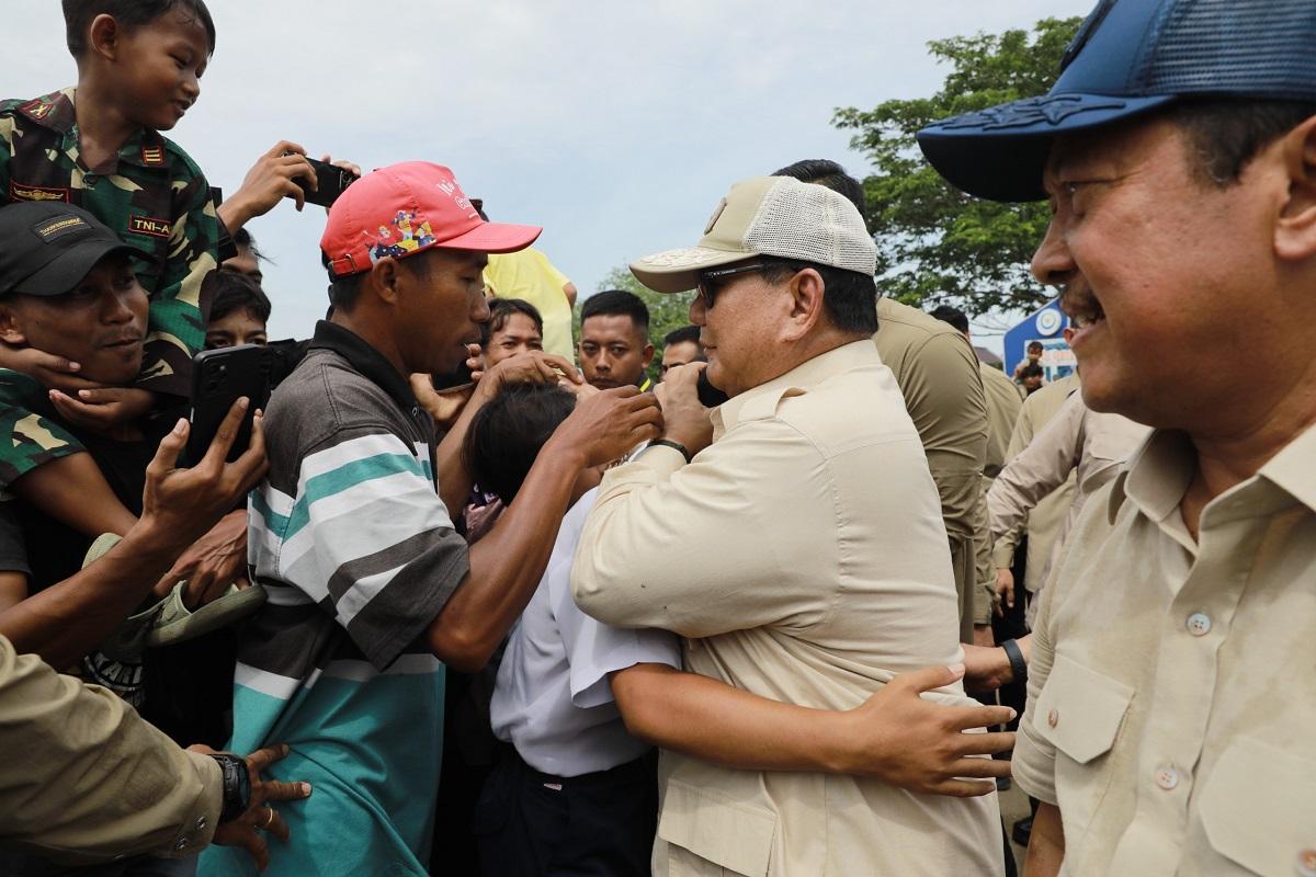 Prabowo Sapa Ratusan Warga Usai Tinjau Tambak Ikan Nila di Karawang