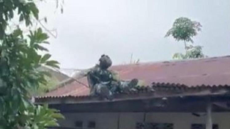 Viral! Anggota TNI Mendarat di Atap Rumah Warga Saat Latihan Terjun Payung