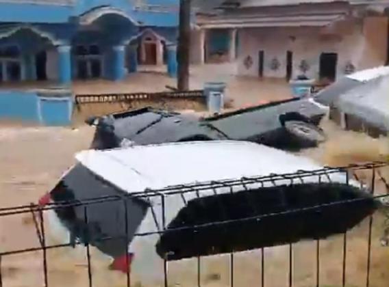 Video Banjir Terjang di Sukabumi, Mobil Hanyut Terbawa Arus Bikin Warga Menjerit