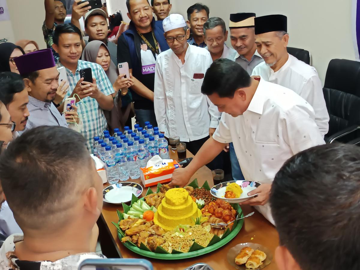Dinyatakan KPU Unggul di Pilkada Kabupaten Tangerang, Maesyal Rasyid Bersama Relawan Potong Tumpeng