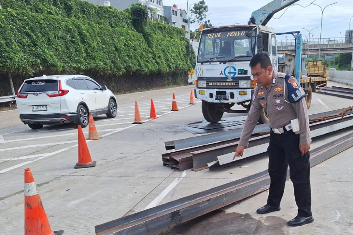 X Force vs Truk di Tol Desari, 1 Orang Dilarikan ke RS Fatmawati