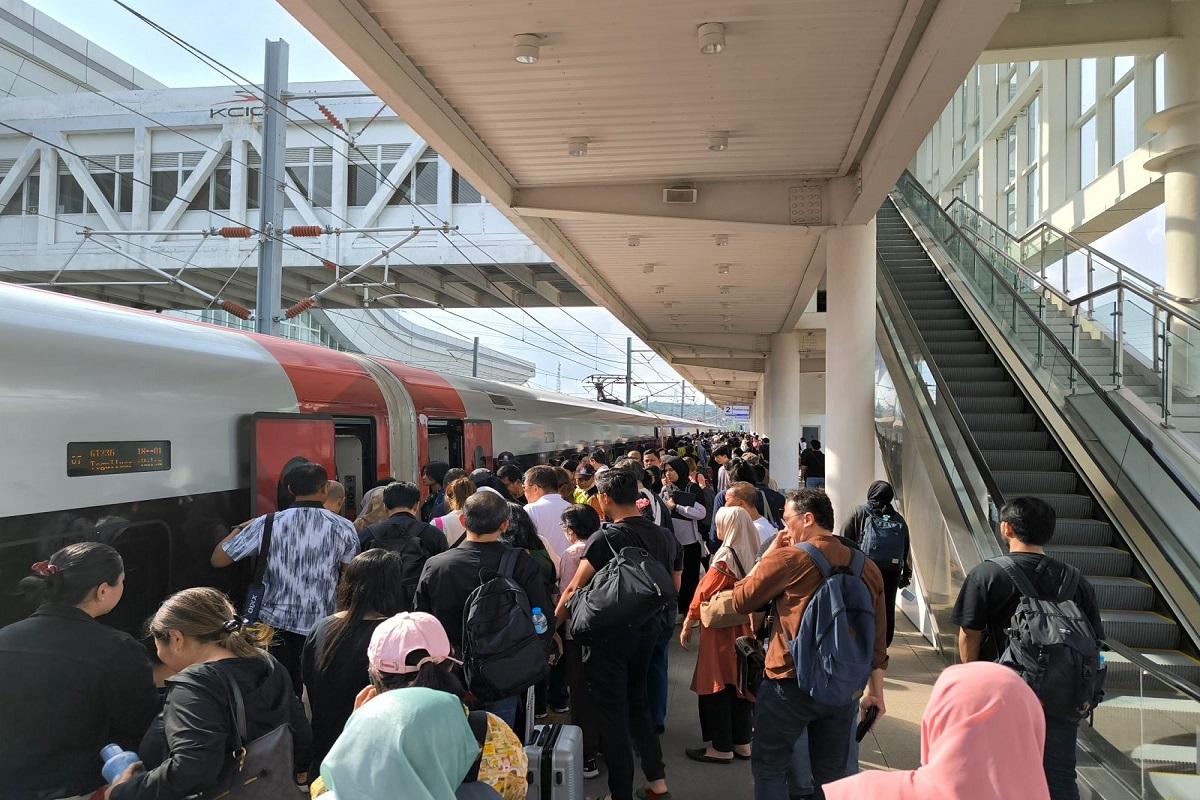 Jelang Musim Libur Sekolah, Penumpang Whoosh Sentuh Angka 23 Ribu di Akhir Pekan