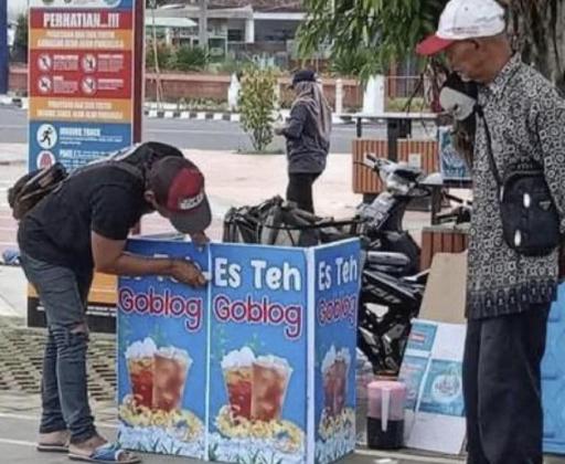 Hebohnya Gus Miftah Hina Penjual Es, Kini Muncul Pedagang dengan Tulisan Es Teh 'Goblog'