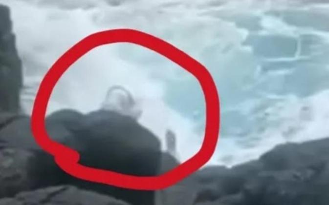 Viral! Siswi di Lombok Tewas Terseret Ombak Saat Foto Selfie di Tebing Pantai Semeti