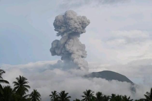 Gunung Ibu Luncurkan Abu Vulkanik Setinggi 1.200 Meter