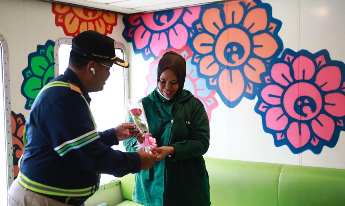 Rayakan Hari Ibu, ASDP Beri Kejutan Manis di atas KMP Sebuku