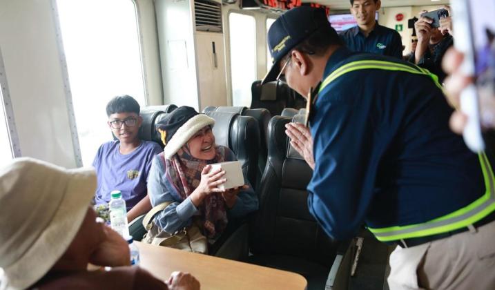 Rayakan Hari Ibu, ASDP Beri Kejutan Manis di atas KMP Sebuku