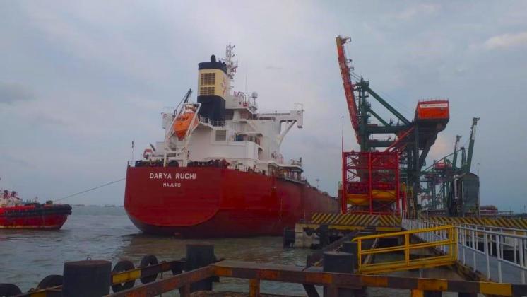 Terminal Teluk Lamong Pecahkan Rekor Ship to Ship Kapal Curah Kering Tercepat