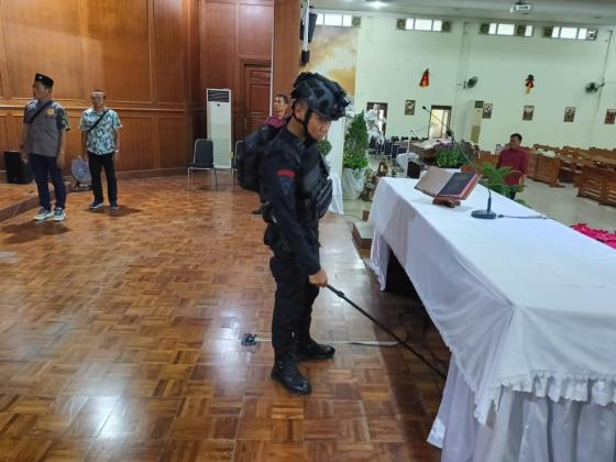 Jelang Ibadah Malam Natal Tim Penjinak Bom Polda Banten Sterilisasi Gereja di Kabupaten Tangerang