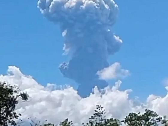 Viral Video Erupsi Gunung Raung, Asap Hitam Tebal Meningkat: BPBD Imbau Warga Waspada