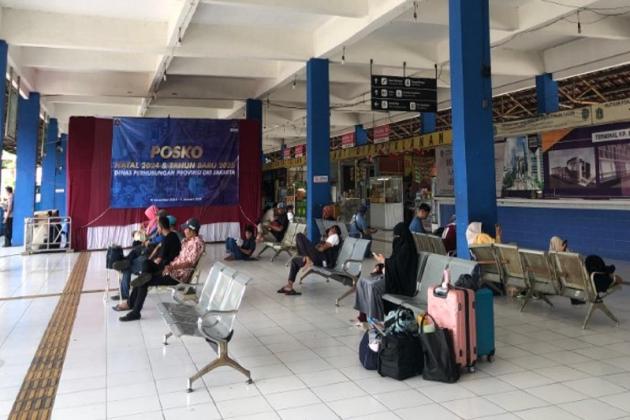 Suasana H+1 Natal di Terminal Kampung Rambutan, Bangku Penumpang Kosong