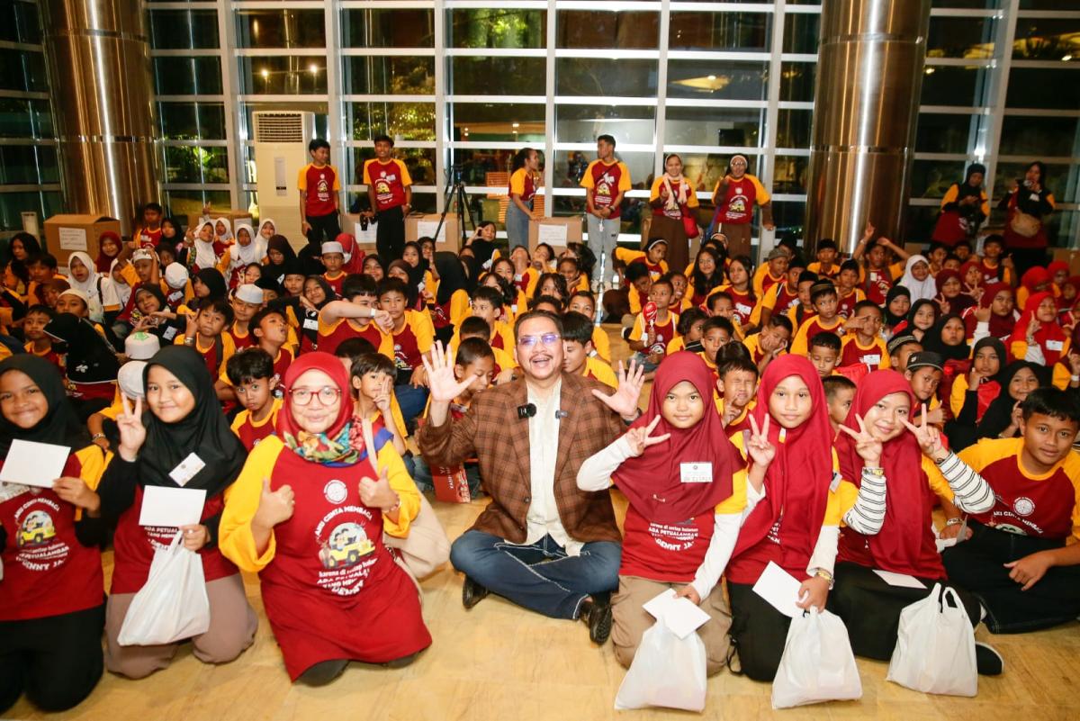 Denny JA Mengajak 200 Anak-Anak Yatim Nonton Teater