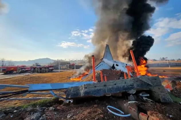 Detik-detik Pesawat Jeju Air Jatuh dan Meledak di Bandara Internasional Muan