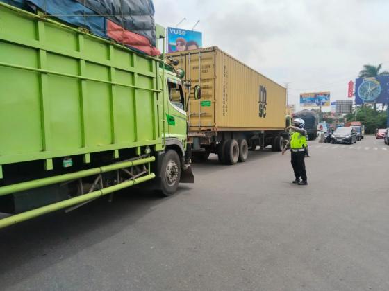 Pembatasan Kendaraan di Libur Nataru, Polresta Tangerang Putar Balikan Sejumlah Kendaraan Angkutan Barang