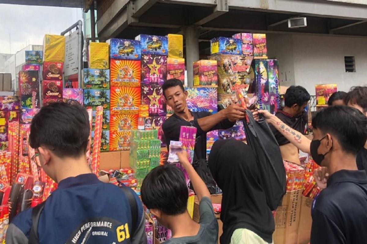 Jelang Tahun Baru, Pedagang Petasan di Jakarta Barat Raup Untung Jutaan Rupiah