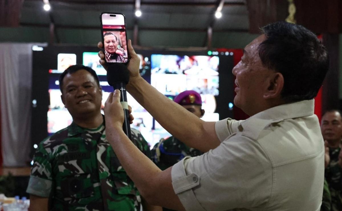 Lewat Video Call Prabowo Sapa Prajurit TNI di Papua: Terima Kasih Atas Pengabdianmu, Selamat Bertugas