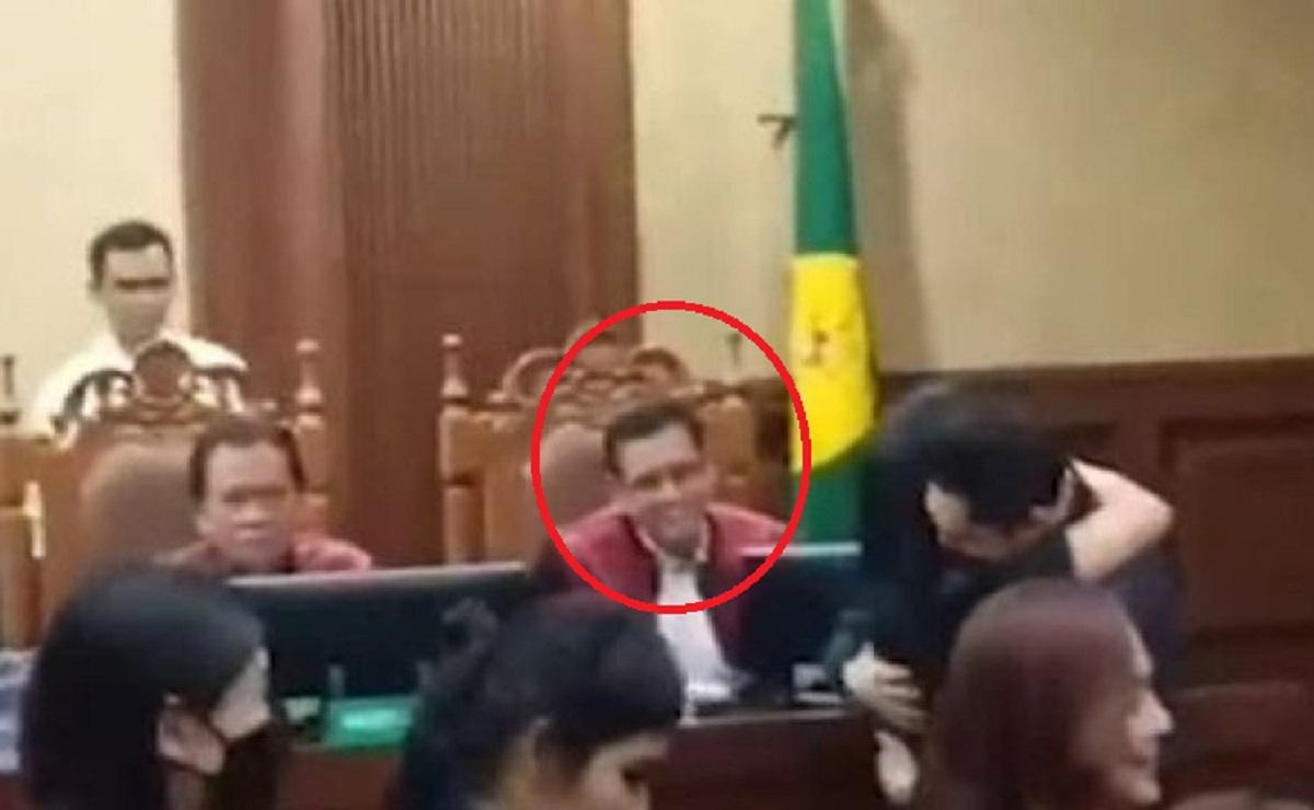 Sandra Dewi dan Harvey Moeis Berpelukan di Sidang, Ekspresi Hakim yang Tersenyum Jadi Sorotan