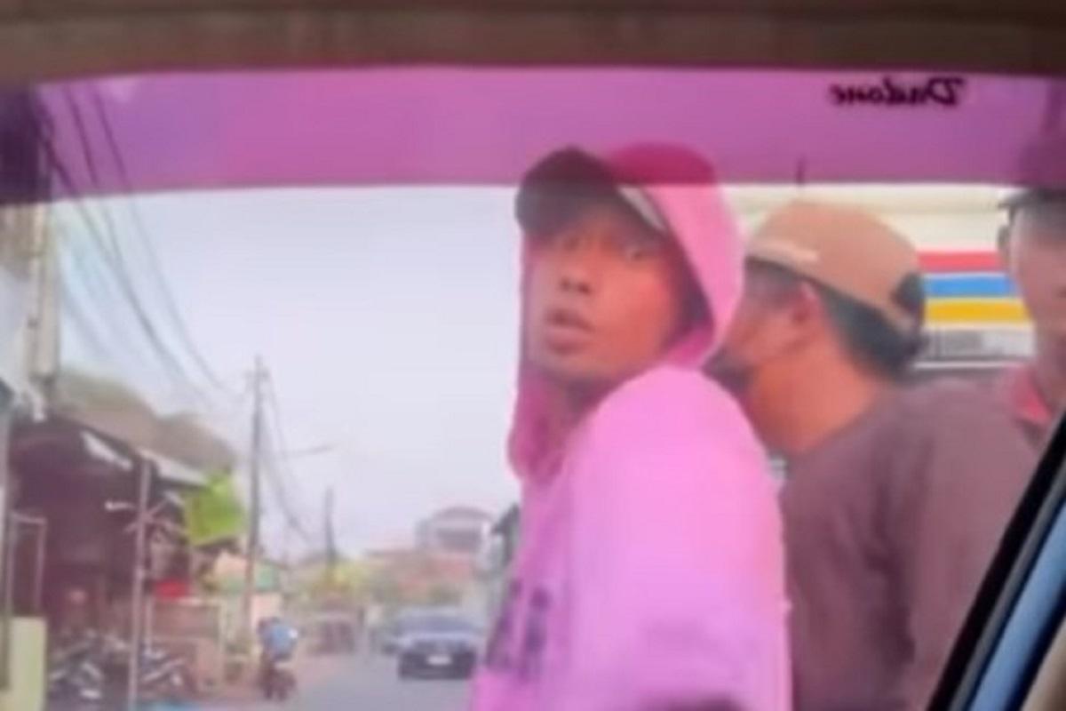 Viral! 3 Preman Tak Terima Diklakson dan Serang Mobil di Bekasi