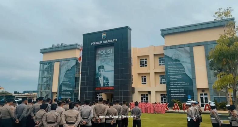  Kok Bisa! Polresta Solo Kok Masih Pasang Gambar Jokowi, Presiden RI Sekarang Siapa Pak Kapolresta Surakarta? 