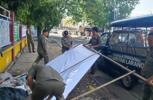 Puluhan Spanduk Liar di Jalan HOS Cokroaminoto Tangerang Dibongkar Trantib