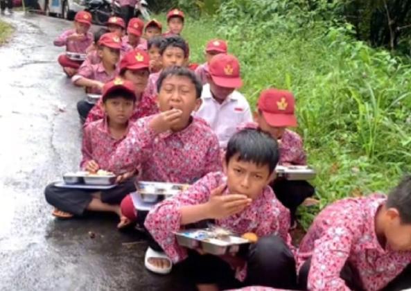 Heboh! Siswa SD di Sukabumi Rela Melintasi Jalur Terjal untuk Dapatkan Makan Bergizi Gratis