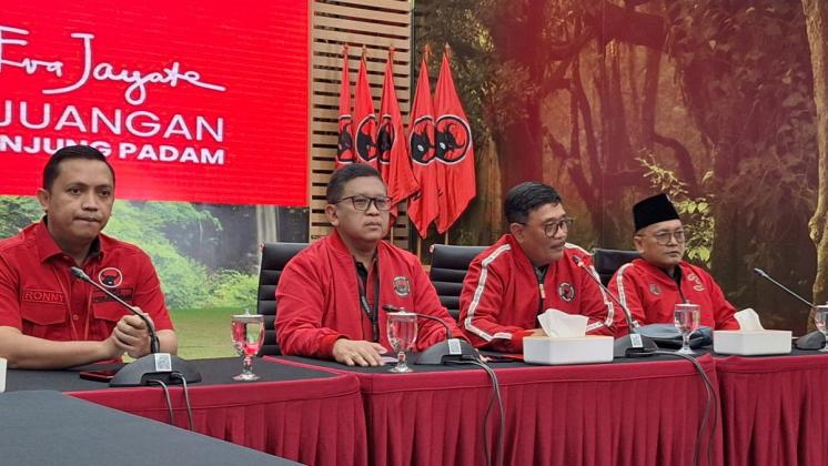 Hasto Bikin Kejutan, Mendadak Muncul di Konferensi Pers HUT PDIP